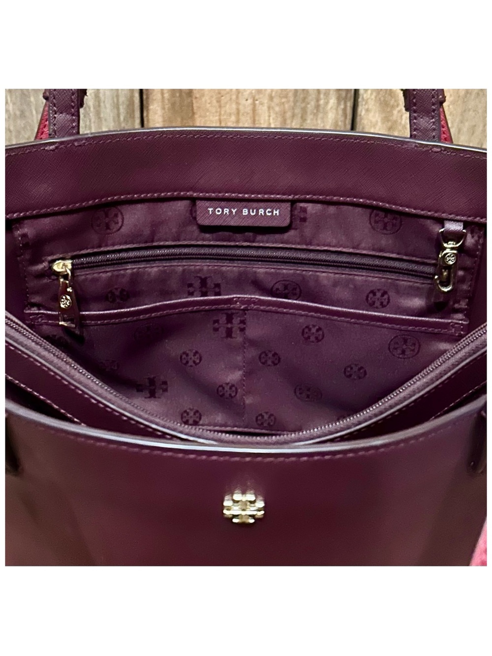 Tory Burch. York Leather Buckle Tote with Free Bag Scarf, Dust Bag & Bag Charm. - Picture 10 of 16